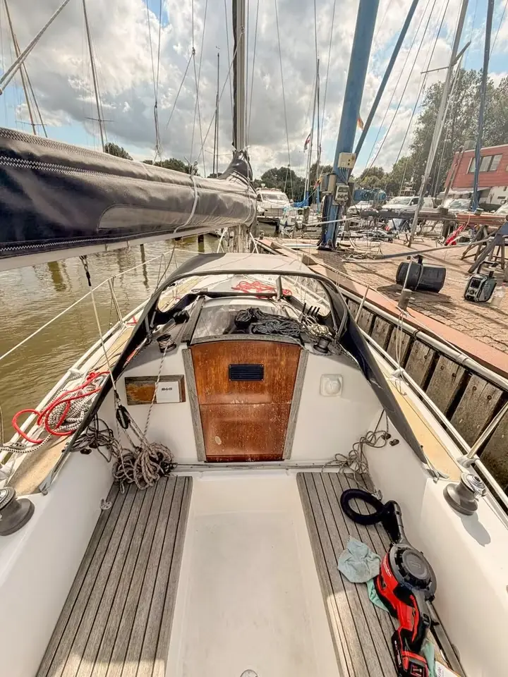 Deck einer Charteryacht im Hafen
