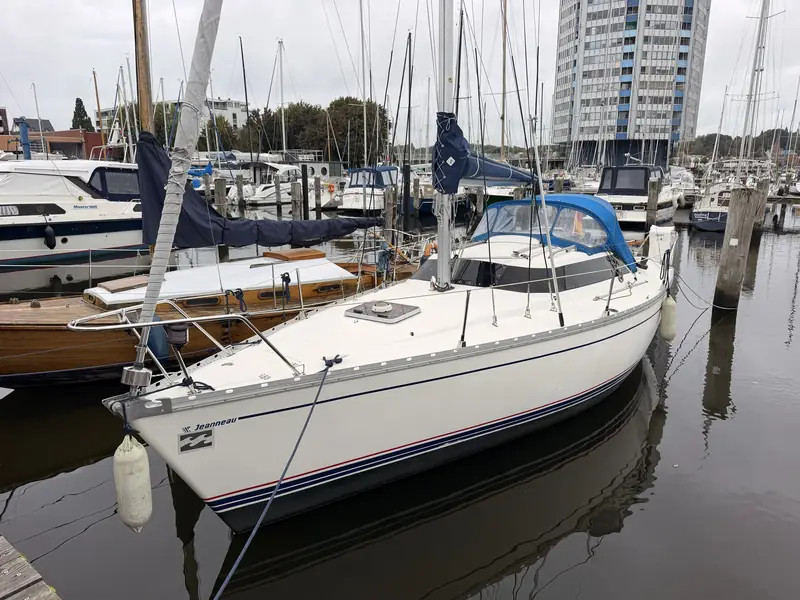 Fantasia 27 „Wipe Out“ am Steg im Wiking Yachthafen Schleswig